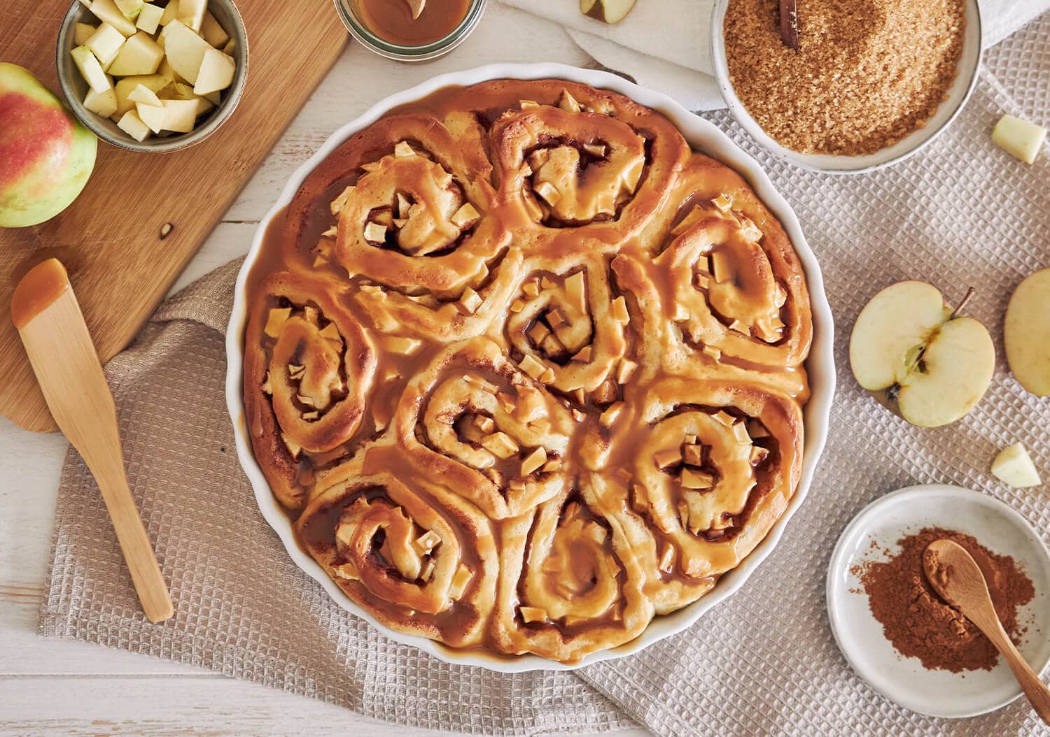 Spiced Apple Cake with Cinnamon Glaze – Recepten