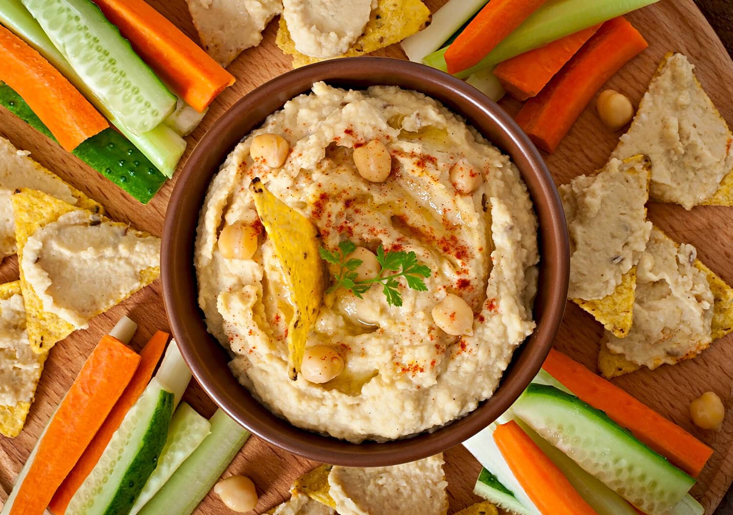 Red Pepper Hummus with Crispy Pita Chips – Recepten