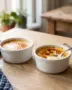 Crème brûlée met krokante karamellaag in witte schaaltjes